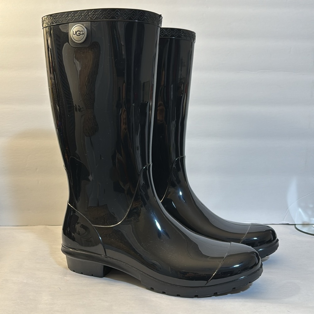 UGG SHAYE RAIN BOOTS IN EXCELLENT CONDITION LIKE NEW